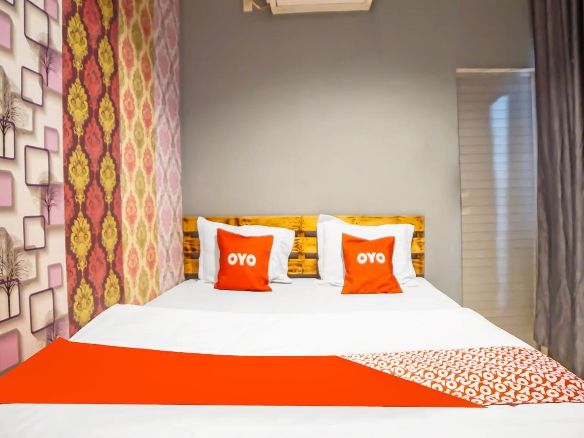Oyo 990 Stadion Residence Syariah Medan Exterior photo