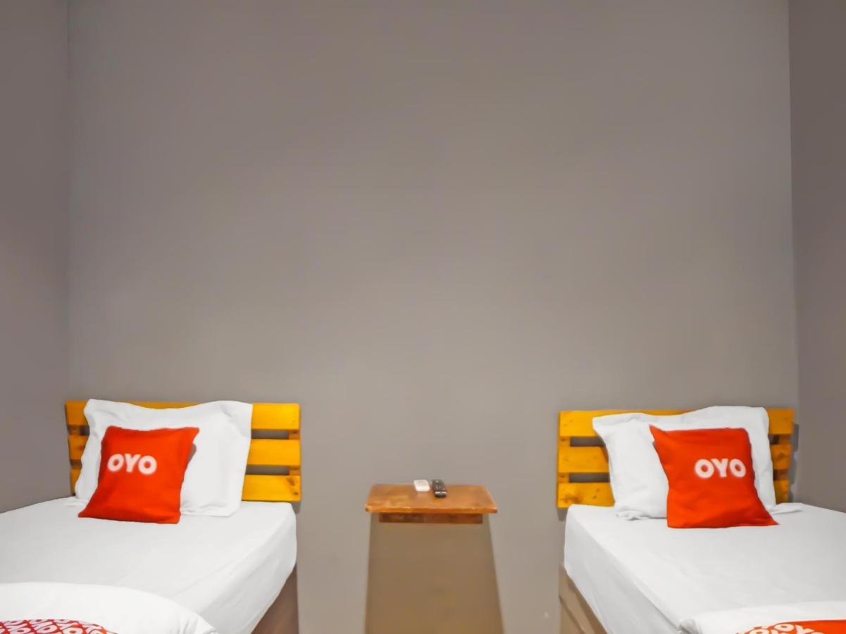 Oyo 990 Stadion Residence Syariah Medan Exterior photo
