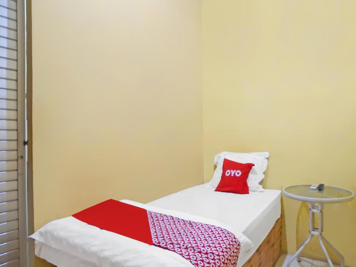 Oyo 990 Stadion Residence Syariah Medan Exterior photo