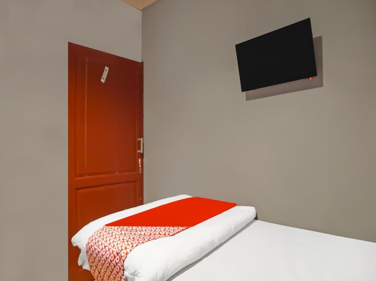 Oyo 990 Stadion Residence Syariah Medan Exterior photo